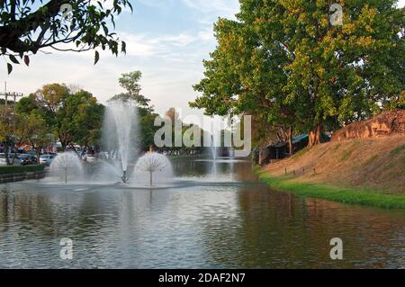 Brunnen im Graben im Zentrum von Chiang Mai, Thailand Stockfoto