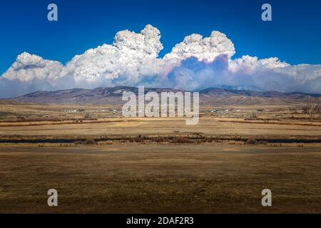 Dicke Rauchwolken über den Rocky Mountains in Colorado Die Waldbrände von Cameron Stockfoto