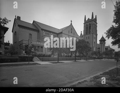 Seitenansicht der St. Philomenas Kirche, Architekt Hermann Gaul, in Chicago, Illinois, um 1923-1936. Stockfoto