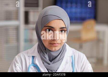 Nahaufnahme einer muslimischen Frau, die während der Arbeit auf die Kamera schaut Krankenhaus Stockfoto