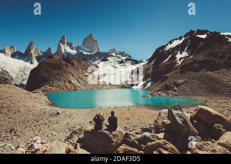 Wanderer betrachten die Landschaft. Laguna de los tres, El Chalten, Patagonien, Argentinien Stockfoto