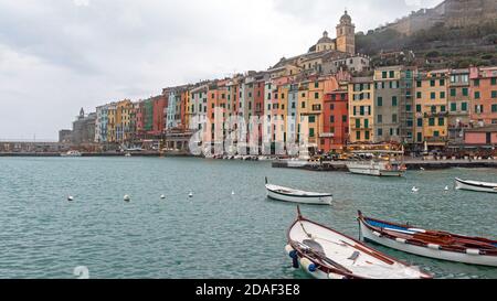 Porto Venere, Italien - 1. Februar 2018: Bunte Häuser am Wasser in Porto Venere, Italien. Stockfoto