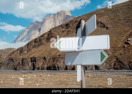 Routing-Indikatoren in den Bergen. Aktives Lifestyle-Konzept. Stockfoto