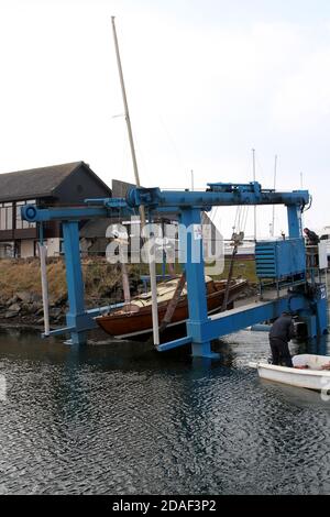 Troon Yacht Haven, Ayrshire, Schottland, Großbritannien, senkt das Boot über einen Kranboot-Hebezug ins Wasser Stockfoto