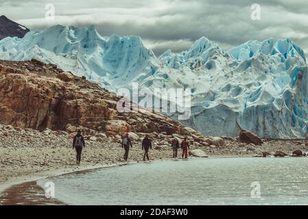 Touristen Trekking auf dem berühmten Perito Moreno Gletscher in der Nähe von El Calafate in Argentinien, Patagonien, Argentinien. Stockfoto