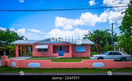 Grand Cayman, Cayman Islands, Juli 2020, Blick auf ein lachsfarbenes Haus in George Town Stockfoto