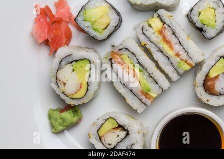 Sushi-Brötchen und Sandwiches mit Soja und Ingwer auf Weiß Platte - Foto über dem Kopf Stockfoto