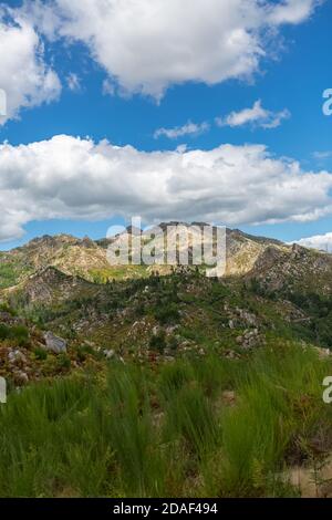 Blick auf die Berge mit Feldern und Granitfelsen, auf Caramulo Bergen, in Portugal Stockfoto