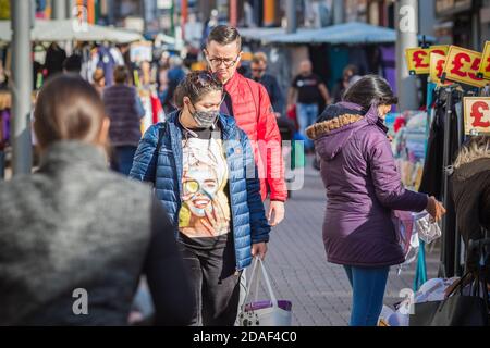 London, Großbritannien - 3. November 2020 - EINE Frau mit Gesichtsmaske beim Einkaufen auf dem Walthamstow Markt Stockfoto