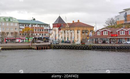 Stromstad, Schweden - 1. November 2016: Kleines Stadtwasserdock in Stromstad, Schweden. Stockfoto