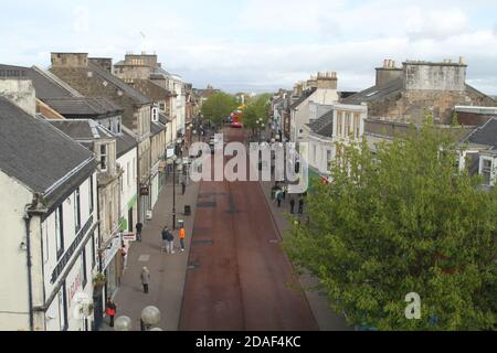 Irvine High Street, North Ayrshire vom Bridgegate Building, Schottland. Es wurden leere Strets mit wenig Fußabfall gezeigt, obwohl es mitten am Tag war. Stockfoto