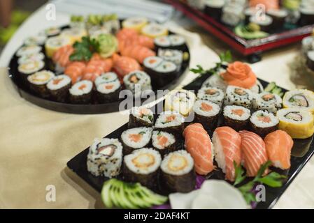 Verschiedene Arten von Sushi auf Platte Set Stockfoto