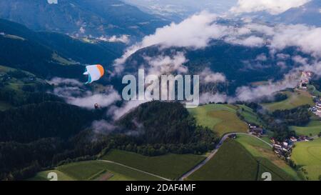 Gleitschirmfliegen. Falten Sie die Ohren. Stockfoto