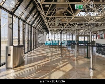 Lissabon / Portugal 09 25 2020: Innenansicht des Flughafens mit ein paar Reisenden, die in der Cafeteria auf dem Rücken sitzen Stockfoto