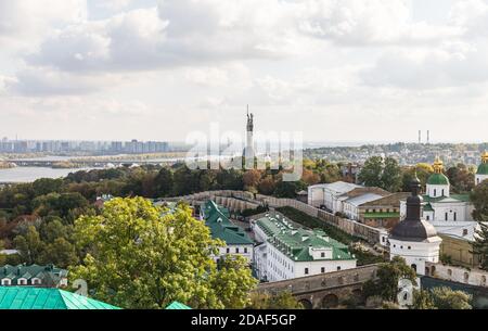 Luftaufnahme auf Kiew Stadt, Dnipro Fluss, Motherland Monument und Kiew Pechersk Lavra. Stockfoto