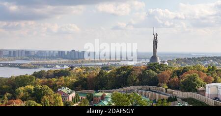 Luftaufnahme auf Kiew Stadt, Dnipro Fluss, Motherland Monument und Kiew Pechersk Lavra. Stockfoto