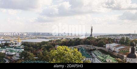 Luftaufnahme auf Kiew Stadt, Dnipro Fluss, Motherland Monument und Kiew Pechersk Lavra. Stockfoto