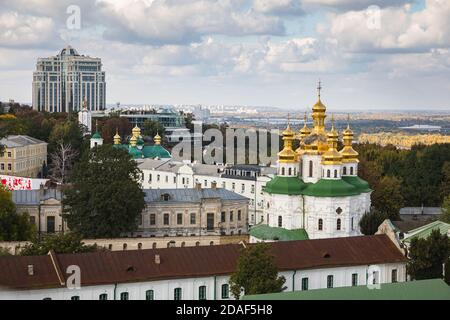 Kiew, Ukraine - 29. September 2018: Luftaufnahme der Stadt Kiew mit Kirchen, neuen und alten Gebäuden. Alte und moderne Architektur in der Hauptstadt der Ukraine, Stockfoto