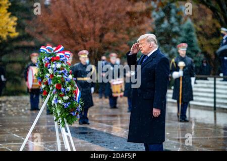 Arlington, Vereinigte Staaten Von Amerika. November 2020. Arlington, Vereinigte Staaten von Amerika. November 2020, 11. US-Präsident Donald Trump begrüßt, nachdem er während einer Kranzniederlegung am Grab des unbekannten Soldaten auf dem Arlington National Cemetery am 11. November 2020 in Arlington, Virginia, einen Kranz niedergebracht hat. Die jährliche Zeremonie ist zu Ehren der Veterans Day Observanz. Kredit: Elizabeth Fraser/U.S. Army Foto/Alamy Live Nachrichten Stockfoto