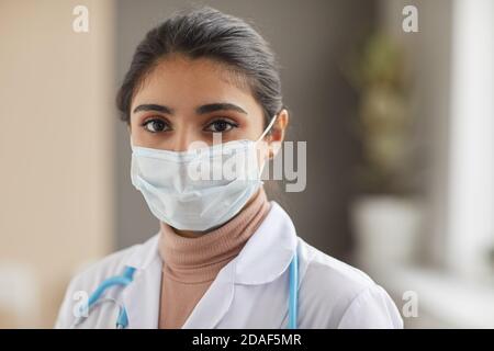 Nahaufnahme der Krankenschwester in Schutzmaske, die auf die Kamera im Stehen schaut Im Krankenhaus Stockfoto