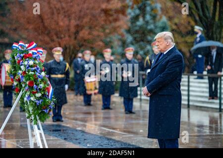 Arlington, Vereinigte Staaten Von Amerika. November 2020. Arlington, Vereinigte Staaten von Amerika. November 2020, 11. US-Präsident Donald Trump steht für einen Moment des Schweigens nach einer Kranzverlegezeremonie am Grab des unbekannten Soldaten auf dem Arlington National Cemetery 11. November 2020 in Arlington, Virginia. Die jährliche Zeremonie ist zu Ehren der Veterans Day Observanz. Kredit: Elizabeth Fraser/U.S. Army Foto/Alamy Live Nachrichten Stockfoto