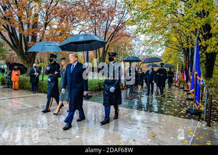 Arlington, Vereinigte Staaten von Amerika. November 2020, 11. US-Präsident Donald Trump, Mitte, geht mit First Lady Melania Trump durch die Staats- und Territorialflagge zum Grab des unbekannten Soldaten auf dem Arlington National Cemetery 11. November 2020 in Arlington, Virginia. Trump kam zusammen mit Vizepräsident Mike Pence für die jährlichen Veterans Day Observances. Kredit: Elizabeth Fraser/U.S. Army Foto/Alamy Live Nachrichten Stockfoto