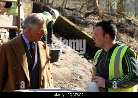 Dumfries House, Cumnock, East Ayrshire, Schottland, Großbritannien Prinz Charles besucht das Dumfries House, um sich mit Lehrlingen zu treffen, die verschiedene Fertigkeiten von der Zimmerei bis zur Steinmetzerei erlernen. Stockfoto