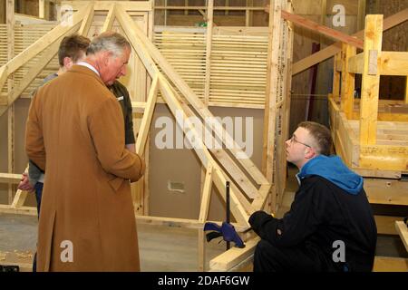 Dumfries House, Cumnock, East Ayrshire, Schottland, Großbritannien Prinz Charles besucht das Dumfries House, um sich mit Lehrlingen zu treffen, die verschiedene Fertigkeiten von der Zimmerei bis zur Steinmetzerei erlernen Stockfoto