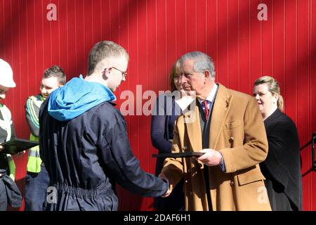 Dumfries House, Cumnock, East Ayrshire, Schottland, Großbritannien Prinz Charles besucht das Dumfries House, um sich mit Lehrlingen zu treffen, die verschiedene Fertigkeiten von der Zimmerei bis zur Steinmetzerei erlernen Stockfoto