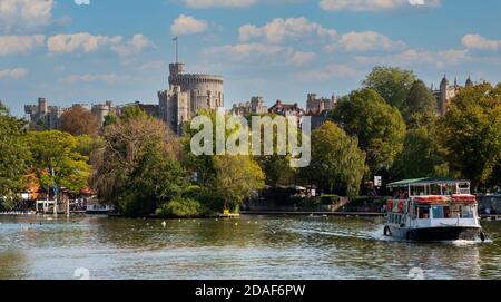 Windsor, Berkshire, England, Großbritannien. 2020. Ein Touristenpasseneger Boot auf der Themse in Windsor, Berkshire, UK. Stockfoto