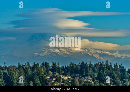 Untertassenförmige Wolken schweben über Mount Rainier im Staat Washington. Stockfoto