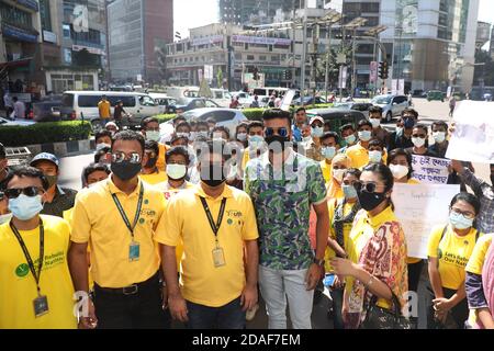 Taskin Ahmed, Spieler des Bangladesh National Cricket Teams, wird während der Maskenbewusstseinskampagne mit anderen Freiwilligen im Gesicht gesehen.Taskin Ahmed, Spieler des Bangladesh National Cricket Teams, eröffnet die Eröffnungszeremonie von "wo ist deine Maske?" Kampagne der JAAGO Foundation in Gulshan. Diese Kampagne zielte darauf ab, Menschen zu ermutigen, Gesichtsmasken während der Coronavirus-Pandemie zu tragen, um ihre Sicherheit und andere zu gewährleisten. Stockfoto