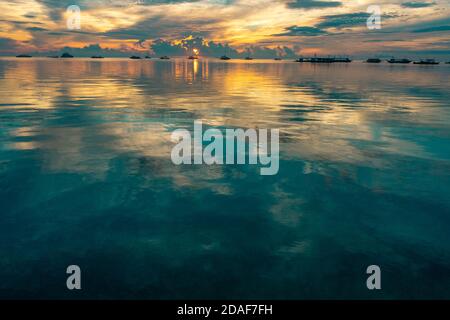 Wunderschöner Sonnenaufgang auf den tropischen Philippinen Stockfoto