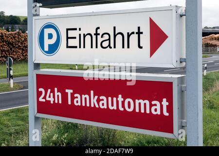 Eingang zum Parkplatz und 24-Stunden-Tankterminal Stockfoto