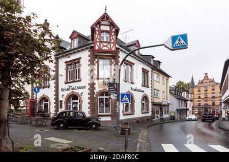 Das Kriminalhaus in Hillesheim, ein Kriminalgut mit dem Café Sherlock, eine Buchhandlung und ein Archiv für Kriminalromane Stockfoto