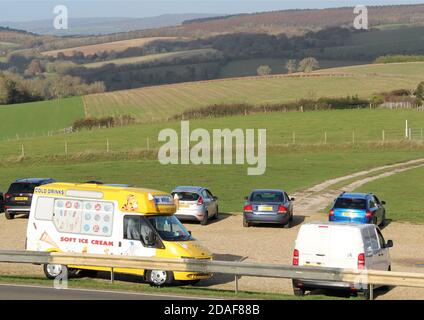 Das Dreieck Parkplatz von der Rollbahn. In der Nähe von goodwood Pferderennbahn. Stockfoto