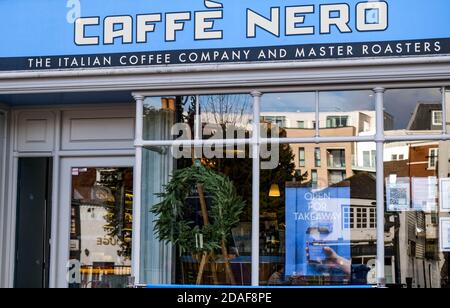 London, Großbritannien, November 12 2020, Caffe Nero Coffee Shop während der Coronavirus Pandemic Lockdown für Takeaway Drinks geöffnet Stockfoto