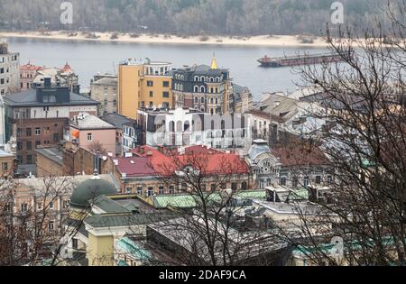 Kiew, Ukraine - 16. Nov. 2019: Stadtbild des Podol Bezirks in Kiew Stadt bei nebligen Tag. Stockfoto