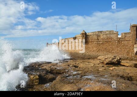 Fort in Cadiz. Blick auf die spanische Stadt an der Atlantikküste. Stockfoto