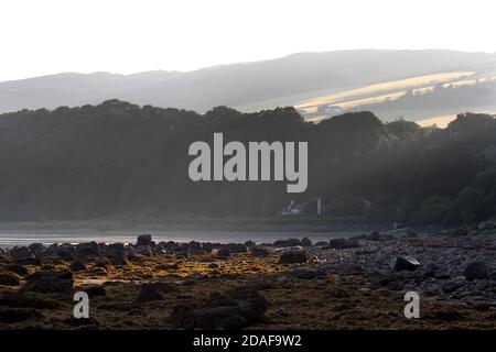 Croy Shore, Ayrshire, Schottland, das Licht am frühen Morgen erhellt den Strand von Croy aus Sicht des Culzean Castle Stockfoto