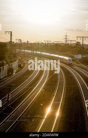 Essen, Ruhrgebiet, Nordrhein-Westfalen, Deutschland - Bahngleise vor dem Licht der Abendsonne fährt DER ICE zum Hauptbahnhof. Stockfoto