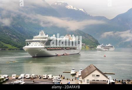 Kreuzfahrtschiffe in Gerainger Fjord, Norwegen Stockfoto