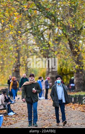 London, Großbritannien. November 2020. Trotz der neuen Einschränkungen gibt es viele Menschen draußen und draußen. Genießen Sie das Herbstwetter und die Farben im St James Park während der ersten vollen Woche der zweiten Coronavirus Lockdown. Kredit: Guy Bell/Alamy Live Nachrichten Stockfoto