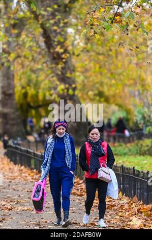 London, Großbritannien. November 2020. Trotz der neuen Einschränkungen gibt es viele Menschen draußen und draußen. Genießen Sie das Herbstwetter und die Farben im St James Park während der ersten vollen Woche der zweiten Coronavirus Lockdown. Kredit: Guy Bell/Alamy Live Nachrichten Stockfoto