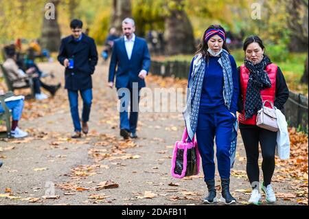 London, Großbritannien. November 2020. Trotz der neuen Einschränkungen gibt es viele Menschen draußen und draußen. Genießen Sie das Herbstwetter und die Farben im St James Park während der ersten vollen Woche der zweiten Coronavirus Lockdown. Kredit: Guy Bell/Alamy Live Nachrichten Stockfoto