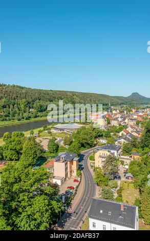 Stadtansicht von Bad Schandau im Elbsandsteingebirge, von der Aussichtsplattform des historischen Aufzugs aus gesehen, Sachsen, Deutschland Stockfoto