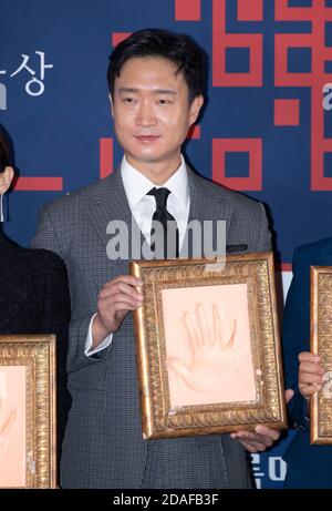 Seoul, Südkorea. November 2020. Der südkoreanische Schauspieler Jo Woo-jin nimmt am 12. November 2020 an einer Hands Printing-Veranstaltung für die '41. Blue Dragon Film Awards' im CGV Cinema in Seoul, Südkorea, Teil. (Foto: Lee Young-ho/Sipa USA) Quelle: SIPA USA/Alamy Live News Stockfoto