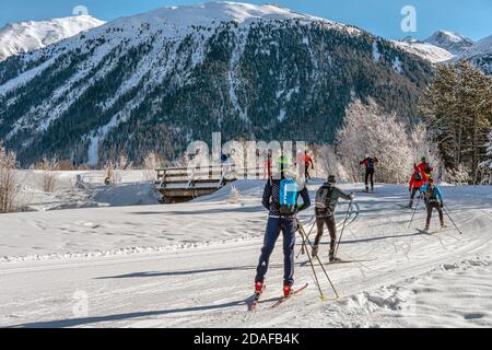 Langlaufläufer in einer Winterlandschaft bei Samedan am Engadin, Graubünden, Schweiz Stockfoto