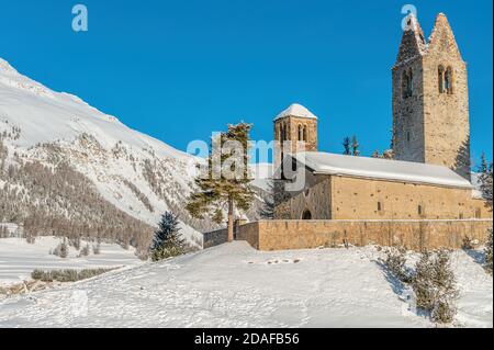Kirche San Gian von Celerina im Winter, Engadin, Graubünden, Schweiz Stockfoto
