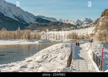 Wanderweg in einer Winterlandschaft bei Celerina am Engadin, Graubünden, Schweiz Stockfoto